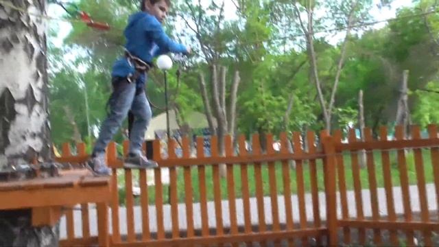 Верёвочный парк "Гамми" / Давид преодолевает препятствия / Rope park "Gummy" смотреть онлайн