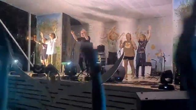 Ученики семейной школы Крылья и ОдноНо поют песню Неуязвимые на фестивале Крылья 2023. смотреть онлайн