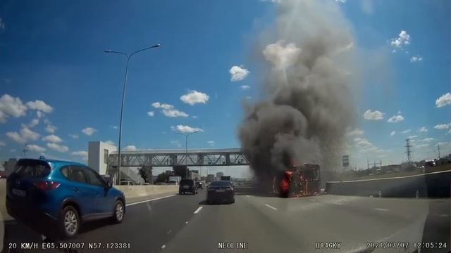 Горящий автобус у остановки на объездной города Тюмень, 07.07.2021. смотреть онлайн