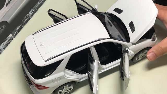 DIECAST 1:18 MERCEDES ML350 2011 (M-Class)　[MINICHAMPS] смотреть онлайн