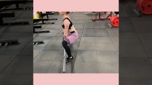 Приседания сумо со штангой