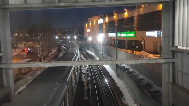 Метро прибывает на станцию Технопарк смотреть онлайн