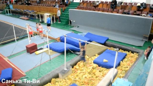 Разминка перед соревнованием на перекладине. Отрабатываю элемент перешмыг. г.Донецк. смотреть онлайн