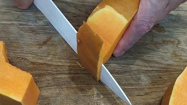 Сезонное блюдо - жареная тыква на сковороде в сметанно-чесночном соусе смотреть онлайн