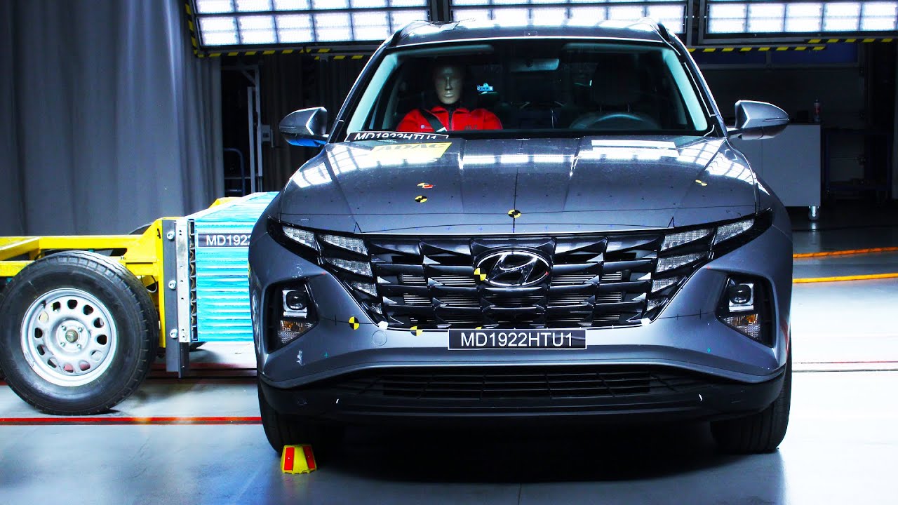 Hyundai Tucson +2 подушки безопасности VS Hyundai Tucson +6 подушек безопасности — краш-тесты. смотреть онлайн