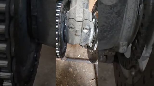 Ducati Multistrada 1200s подтягиваем и смазываем цепь.