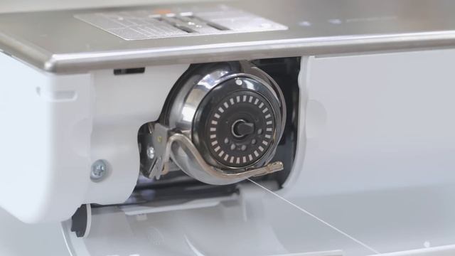 BERNINA 880: first steps in embroidery, how to thread and hoop the fabric смотреть онлайн