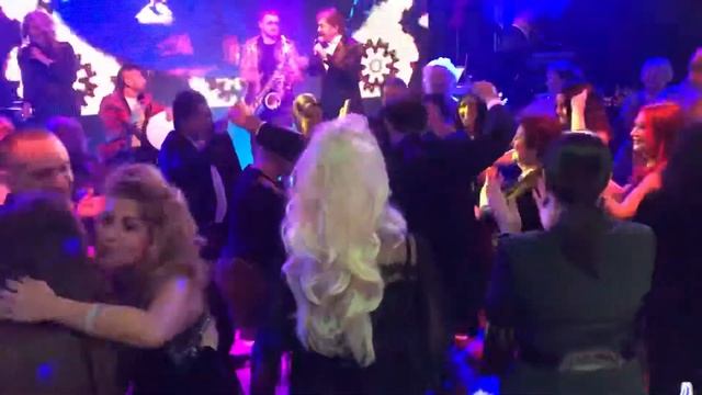 Тихо, тихо сердце бьется от любви