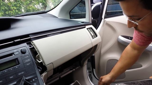 Tutorial: How to remove & replace a Toyota Prius console & glovebox смотреть онлайн