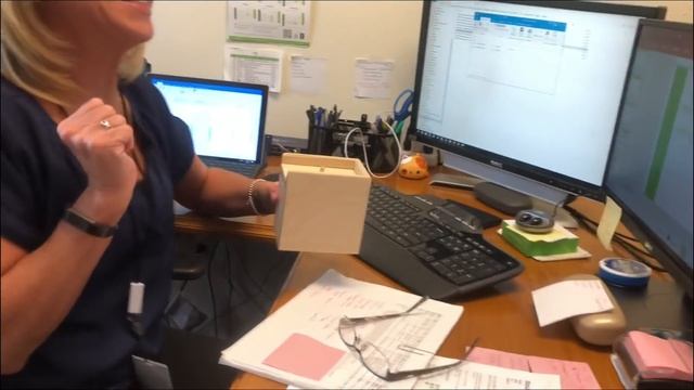 Scaring people with the Spider Box смотреть онлайн