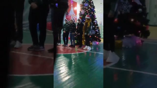 Если кто то увидел белый кроссы то это я а остальные люди которые рядом стоят это мои одноклассники