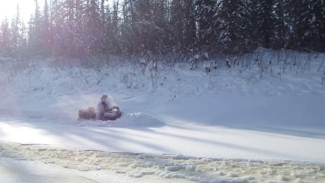 Polaris выезжает из наледи