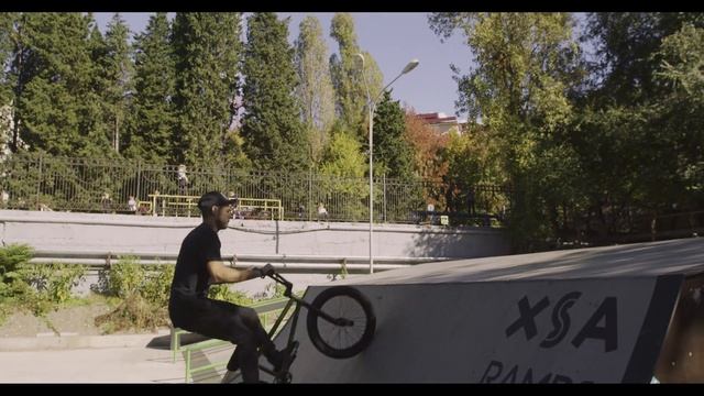 Как делать Барспин на BMX – BMX трюки для начинающих – How to Barspin on BMX смотреть онлайн