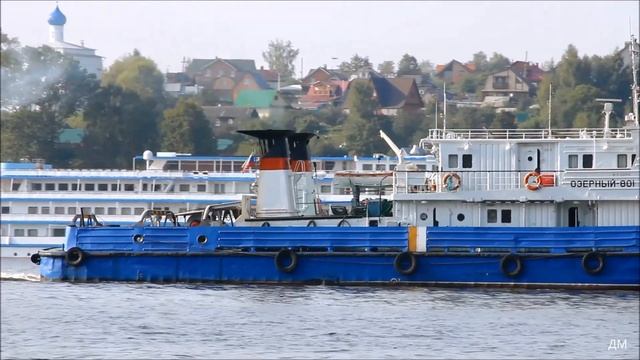 Буксир Озёрный 801 с баржой Таити проходит Тутаев вверх по Волге 5 09 2018г смотреть онлайн
