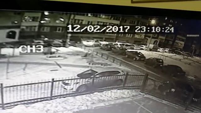 Наезд на машину во дворе. Псков, Коммунальная 72 смотреть онлайн
