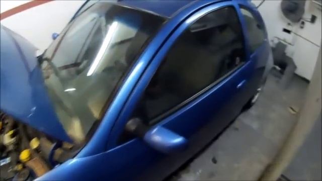 Два красных ведра и шланг от пылесоса. Форточка. смотреть онлайн