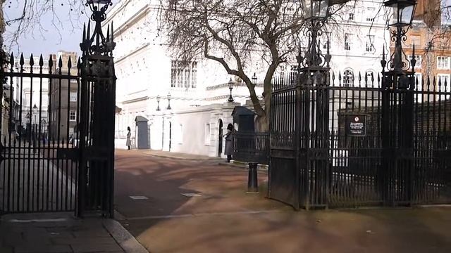 Changing of the Guard at Clarence House, London смотреть онлайн