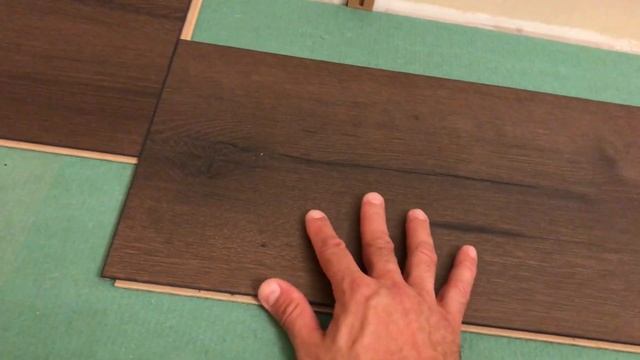 Немецкий ламинат Classen Elite 4V и хвойная подложка монтаж в комнате. смотреть онлайн