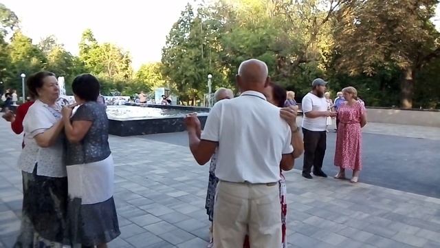 1502, 08.08.2021, Орёл, песни, танцы, парк, у фонтана, народные, кадриль, вальс, посиделки, пятачок смотреть онлайн