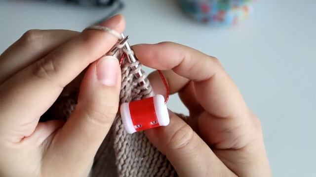 ЛИЦЕВАЯ ДОРОЖКА ПОПЕРЕК ПОЛОТНА // КАК ВЯЗАТЬ СПИЦАМИ смотреть онлайн