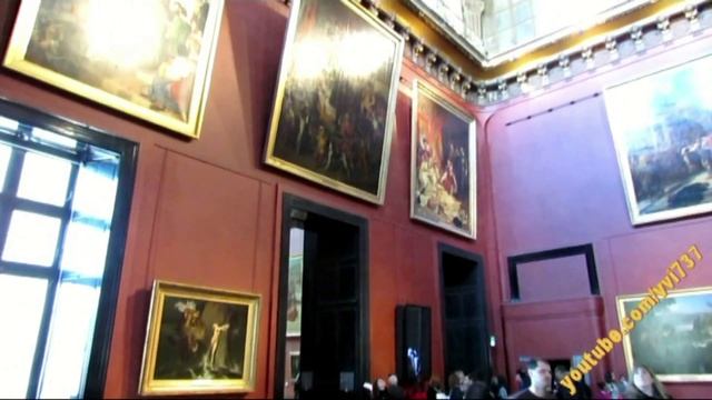 музей Лувр вид изнутри