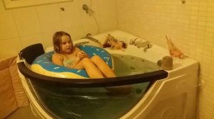 Вика в джакузи