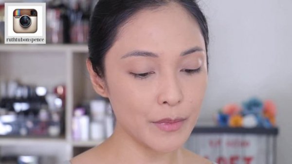 CHARLOTTE TILBURY AIRBRUSH FLAWLESS FINISH VS HOURGLASS AMBIENT LIGHTING POWDER