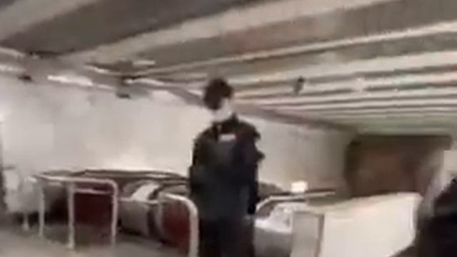 Разговор сотрудницы Метро и девушки без перчаток. в Москве. смотреть онлайн