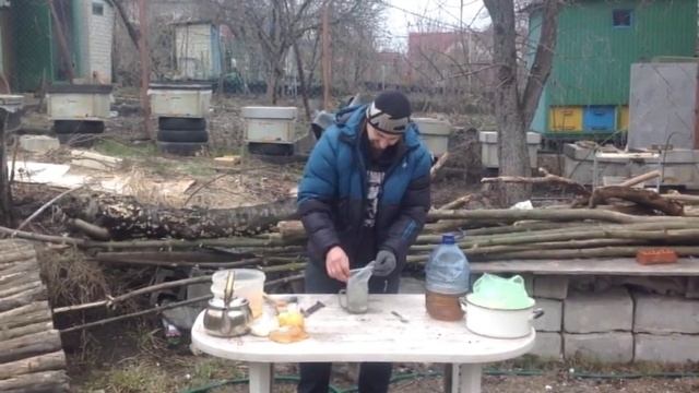 Простое пчеловодство. Ранняя подкормка пчел в пакетах весной Мёд Сироп Соевая мука Вода прям в улий смотреть онлайн