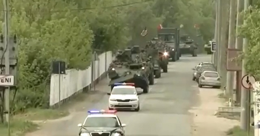 -НАТО нам не надо!Молдаване блокируют группу натовской техники..mp4 смотреть онлайн