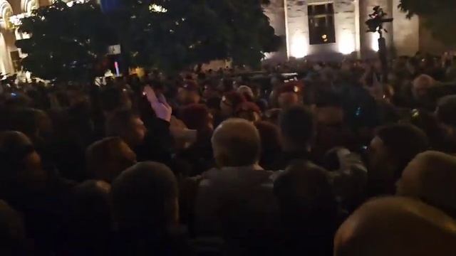 Вновь начались столкновения с полицией на фоне установки палаток на Площади Республики смотреть онлайн