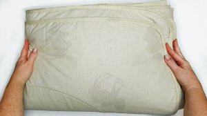 Освободила кучу места в шкафу: Теперь одеяло храню особым способом - на диване