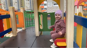 Детская площадка в Матрешках. Ребенок играет на площадке.