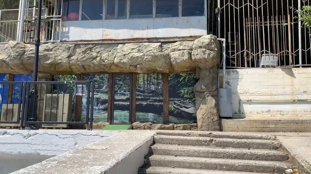 Толпы туристов на пляже Ялта Интурист. Цены на отдых - пляж гостиницы Ялта. смотреть онлайн