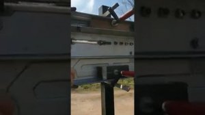 Как ровно подрезать установленные заборные столбы