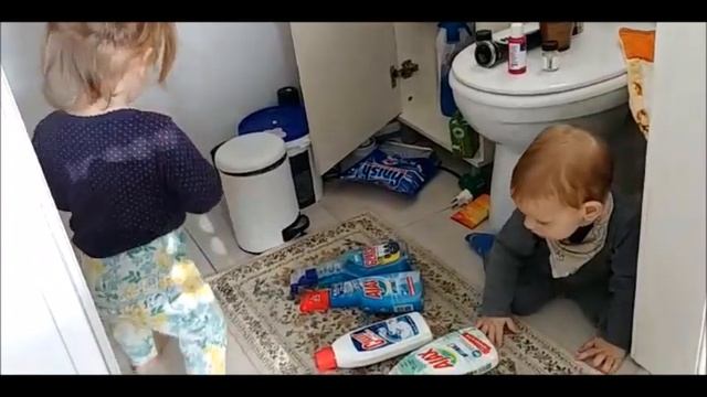 ДВОЙНЯШКИ ИЗУЧАЮТ БАНОЧКИ ИЗ КЛАДОВКИ... смотреть онлайн