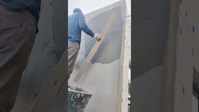 Исправление впадины на фасаде дома, перетяжка клеем с сеткой базового слоя шпателем и правилом смотреть онлайн