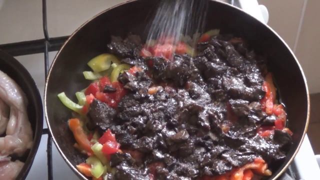 Тушеная курица с грибами. Курица, лесные грибы и овощи- вкуснятина! смотреть онлайн