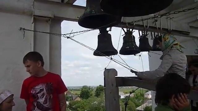 На колокольне в Вехнем Мячково участники велопробега смотреть онлайн