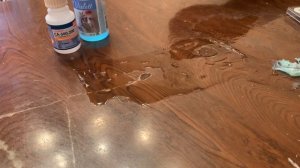 Очистить клей с поверхности стола 1часть