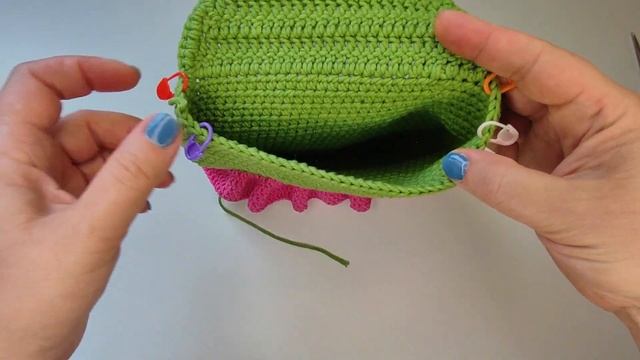 Вязаная крючком детская сумочка оформлена в виде лягушки, детская сумочка - лягушка крючком смотреть онлайн