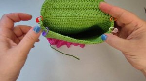 Вязаная крючком детская сумочка оформлена в виде лягушки, детская сумочка - лягушка крючком