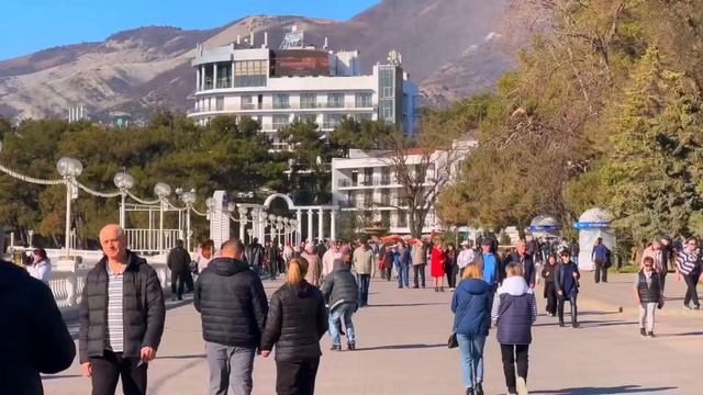 ГЕЛЕНДЖИК БИТКОМ! КУРОРТ ЗАПОЛОНИЛИ ТУРИСТЫ! ОЧУМЕТЬ - В КАФЕ МЕСТА НЕ НАЙТИ! смотреть онлайн
