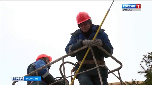 На центральной площади Кургана устанавливают ёлку смотреть онлайн