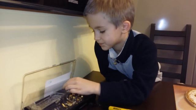 Мальчик выжигает по дереву часть1 смотреть онлайн