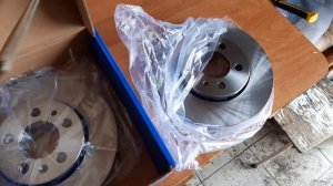 какие диски и колодки на поло седан