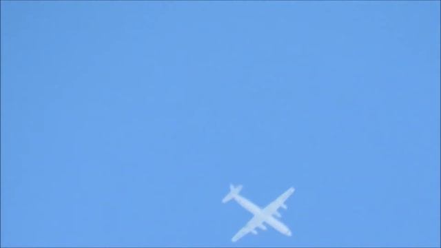 Пролетел самолёт Ил-18Д почти на восьмикилометровой высоте смотреть онлайн