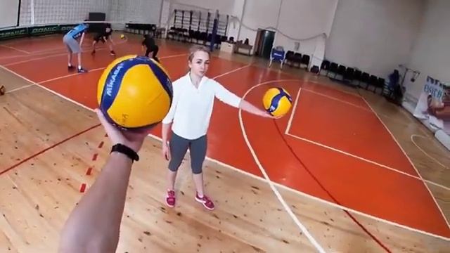 Как Подавать Подачу в Волейболе с Места смотреть онлайн