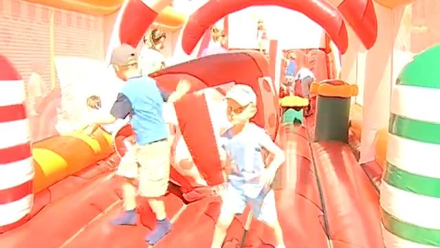 Праздник для детей в ФОКе "Надежда" и детской больнице смотреть онлайн