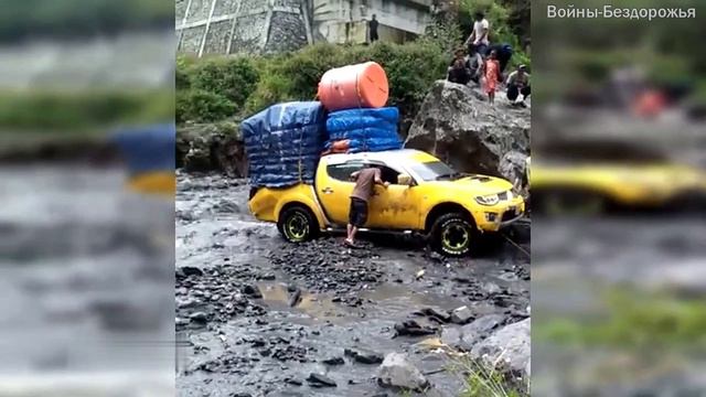 Экстремальный переход реки по бездорожью Ford Ranger Toyota Hilux Mitsubishi Triton 4x4 смотреть онлайн